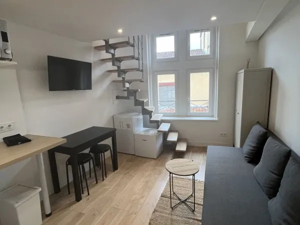 Loue appartement duplex 23m² Lyon 2ème Saint Antoine / Mercière - 1 chambre. Bail mobilité de mai à 