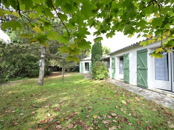 Maison 3 chambres sur belle parcelle arborée proche plage