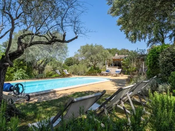 Charmante maison avec vues superbes et piscine. Village à pied.