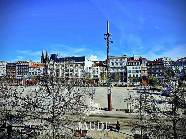 A VENDRE SPACIEUX APPARTEMENT PLACE DE JAUDE
