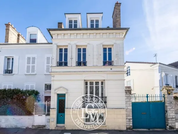 FONTAINEBLEAU - MAISON DE VILLE RÉNOVÉE DE 98M2 - 4 CHAMBRES, TERRASSE, À DEUX PAS DU CENTRE