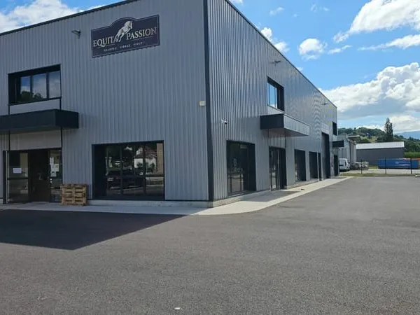 SAINT GENIX LES VILLAGES - Local commercial - 200M² Parking