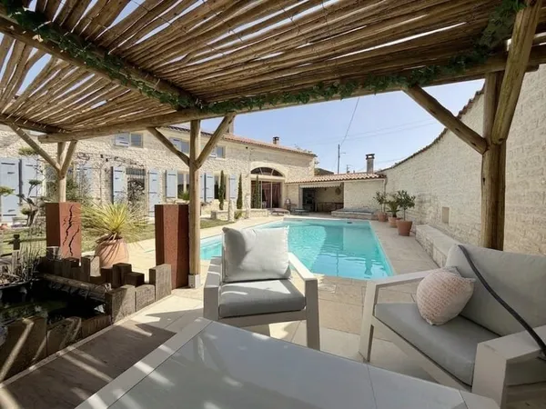 Belle charentaise de 298 m², piscine