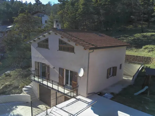 THORENC : Maison familiale 6 pièces + annexes