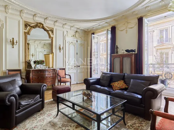 Paris VIIIe- Quartier Europe--Appartement familial et de réception