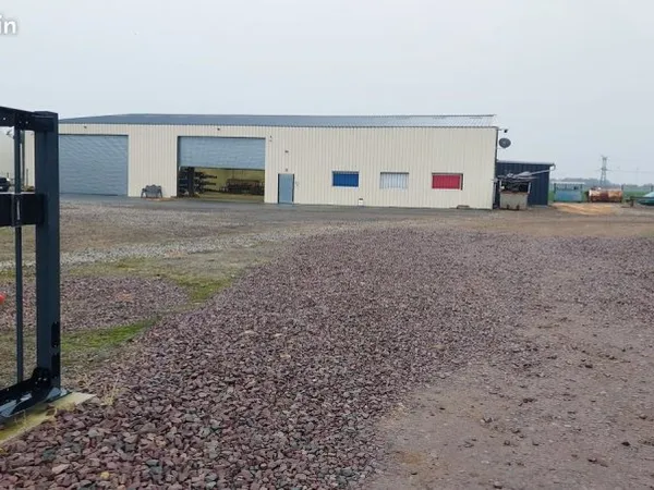 A louer batiment de stockage SUD DE CAEN 900M2 NEUF 4850 DU M2 PAR AN AVEC BUREAU HAUTEUR 6M