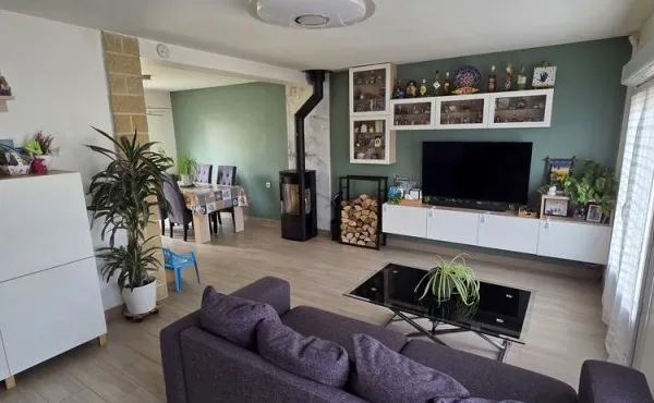 Maison lumineuse de 122 m² avec grand jardin et panneaux sol