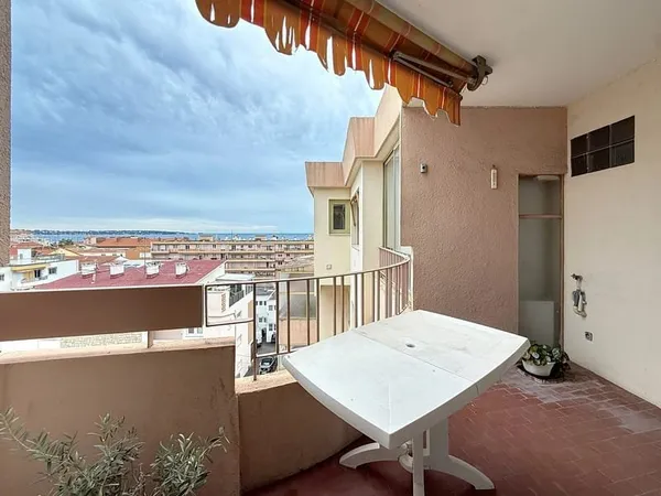 NOUVEAUTE : 2P EN DERNIER ETAGE AVEC TERRASSE ET VUE MER