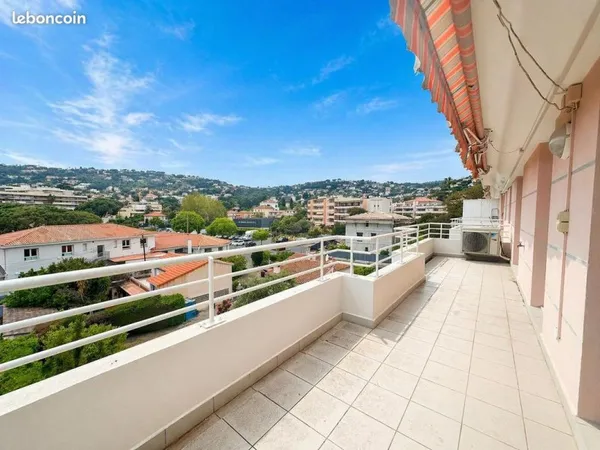 GOLFE JUAN, CADRE VERDOYANT, CALME, VUE DEGAGEE, ETAGE ELEVE, 3/4 PIECES, 78m², TERRASSE EXPOSITION 
