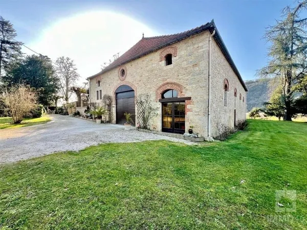 Propriété en pierre avec grange - gros potentiel