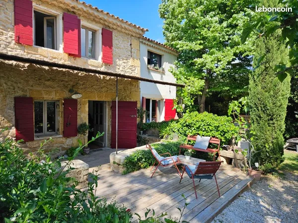 Beau mas provençal en pierre avec piscine et jardin paysager - La Barben