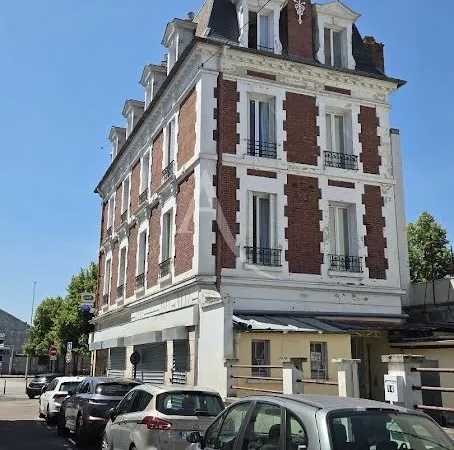 Commerce 800 m²