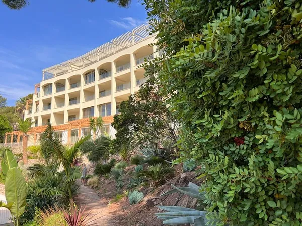 Appartement Carqueiranne 4 pièce(s) 206.56 m² - Dans un environnement idyllique, avec accès privée à
