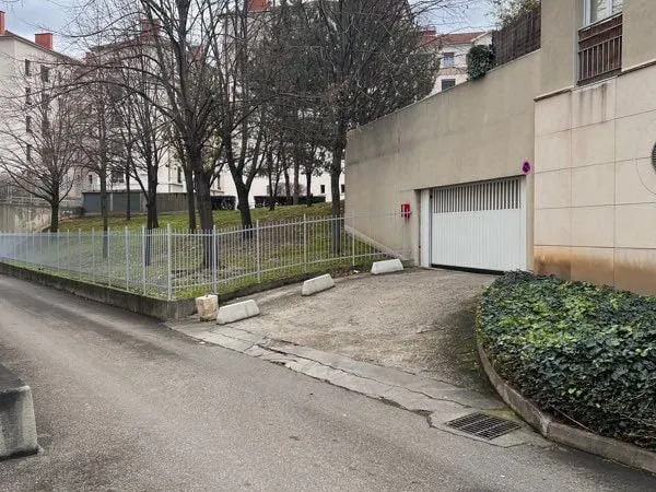 Place de Parking voiture et moto Couvertes Sécurisées - Lyon 3e Quartier Montluc