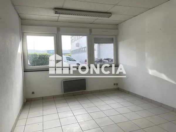 Location - Bureau - 15,75 m² - 2 664 €/an HC HT - 222 €/mois HC