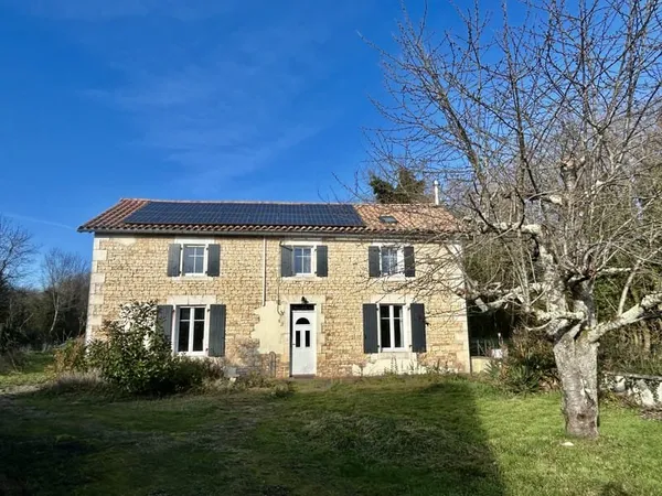 Manor house in a peaceful countryside setting, covered swimming pool, outbuildings, carport 167 sqm