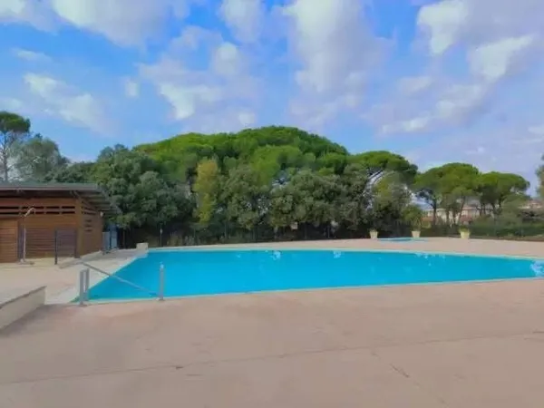 Appartement 3 pièces au sein d'un parc avec piscine