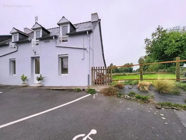 Maison de 5 pièces (95 m²) à vendre à CHATEAUNEUF DU FAOU