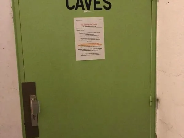 Cave dans residence avec badge