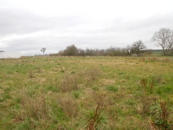 Terrain constructible 691 m², 21 mètres de façade, libre de constructeurs, petit lotissement au calm
