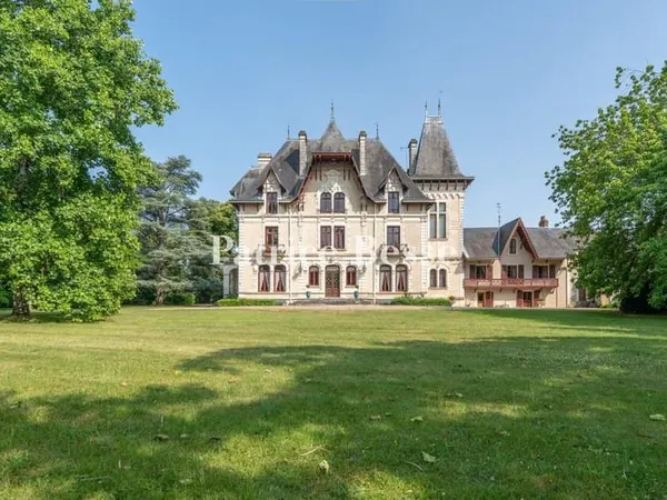 Entre Châtellerault et Poitiers, avec son parc et ses terres libres sur 140 ha, composées de bois et