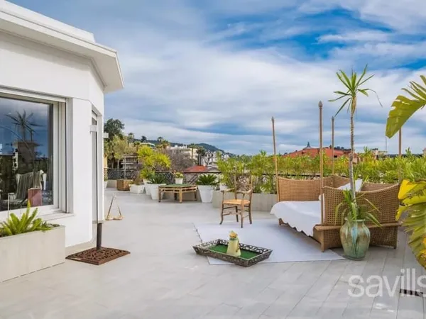 Penthouse avec grande terrasse dominant la ville