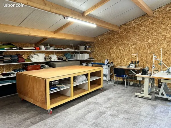 Atelier couture & maroquinerie équipé à louer — 70 m²
