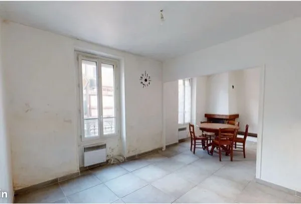Maison de ville avec garage - Travaux a prevoir