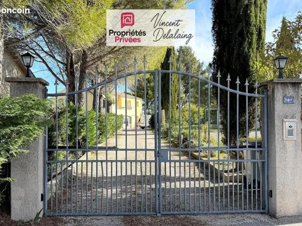 Studio 8 pièces 196 m²
