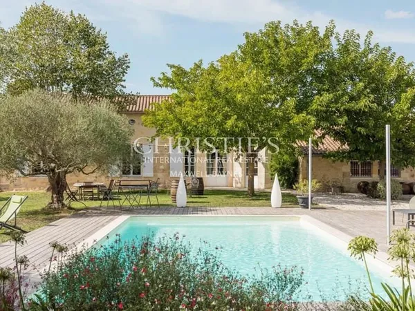 Sublime propriété viticole de 3.21 ha près de Bordeaux - Clé en main !