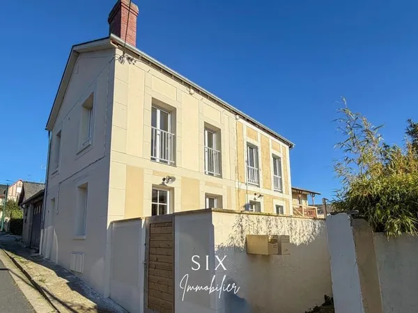 RAVISSANTE MAISON DE VILLE ENTIEREMENT RENOVEE AVEC COUR ENSOLEI