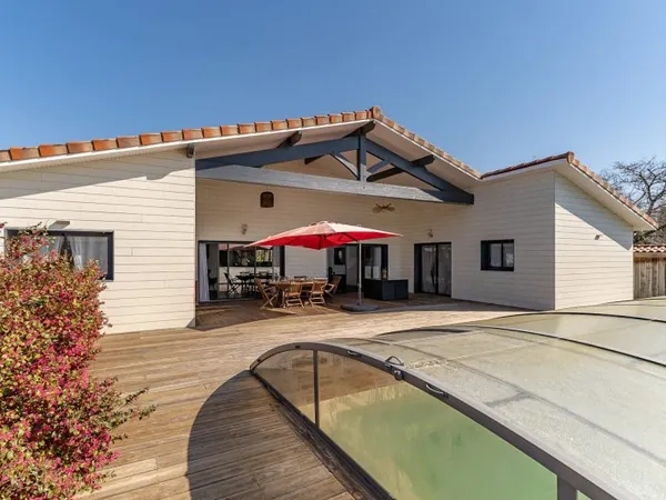 Maison 164m2 piscine avec 6 chalets piscine