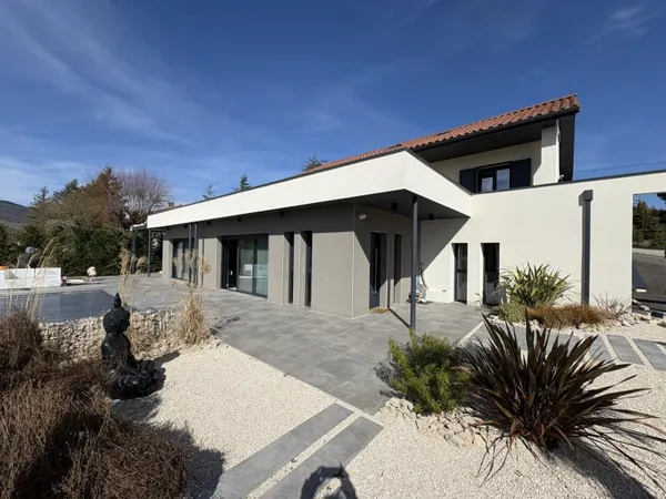 Superbe maison contemporaine avec piscine et vue dégagée