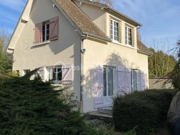 À 5 km du centre-ville de Dreux - Maison 4 pièces + dépendance avec beau potentiel sur terrain clos 