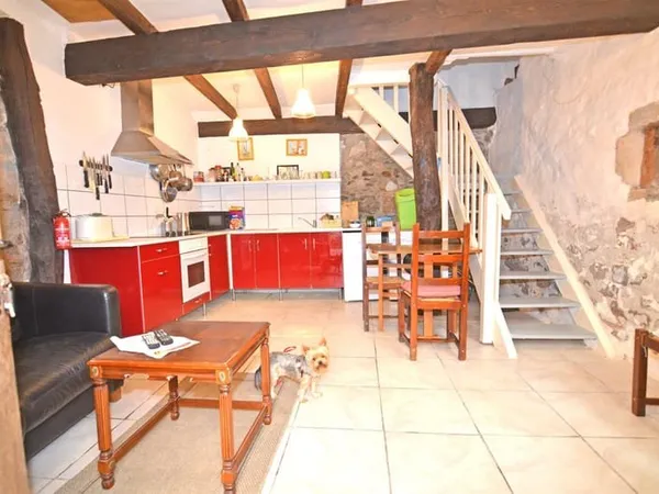 Petite maison de village sur deux niveaux à Caunes Minervois