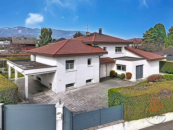 Villa de 240m² avec piscine proche de Genève