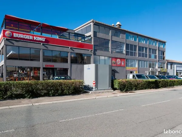 Bureau lumineux avec parking