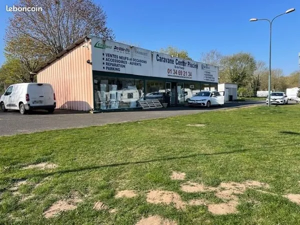 A louer locaux commerciaux avec terrain d'exposition 2580 m²