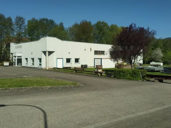 Loue bâtiment dans zone industrielle