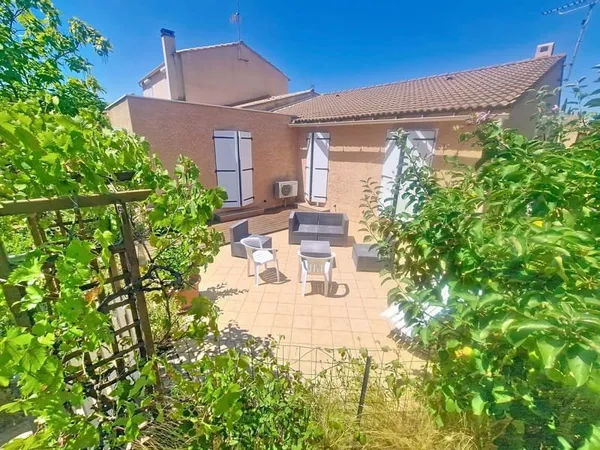Juvignac Centre Villa plain pied 7 pièce(s) 149 m2 terrain 550 m2 Garage studio