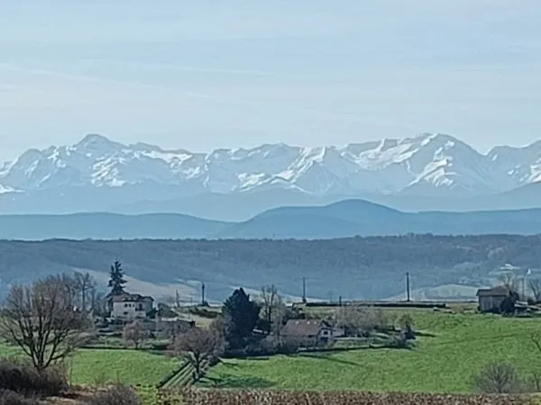 Vue spectaculaire sur les Pyrénes pour cette maison traditionne