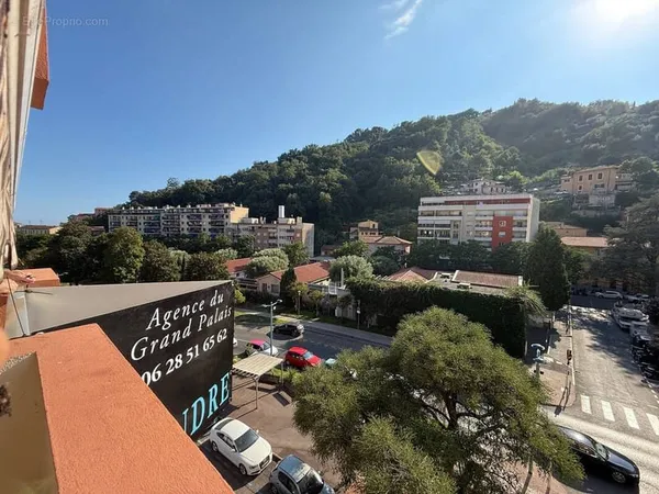 Dans une jolie résidence spacieux T3 étage élevé traversant terrasse-balcon-possibilité parking exté