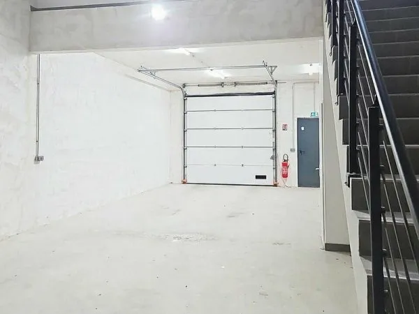 Entrepôt 136 m²