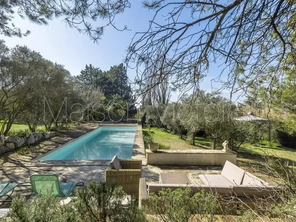 Charmante propriété avec piscine au bord du canal.