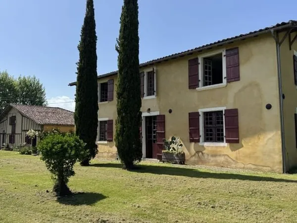 Pavilion de chasse XVIIeme, ferme, studio et 2.2 HA de terrain