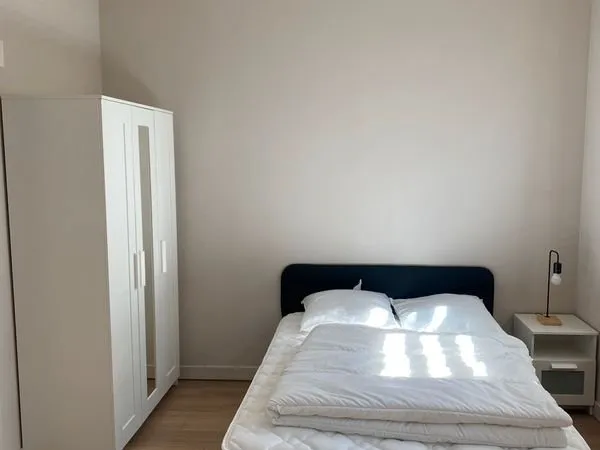 Appartement deux pièces de 60 m², hauteur sous plafond 4 m, situé au rez-de-chaussée à proximité de 