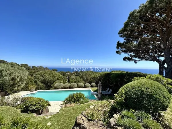 REF 310 : RAMATUELLE - MAISON PROVENÇALE BENEFICIANT D'UNE TRES BELLE VUE MER PANORAMIQUE