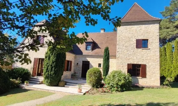 Périgourdine en pierres, 190 M2, 400 000 €.