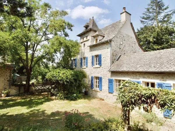 Portes Secrètes & Jardins de Conte de Fées : La Maison de Vos Rêves Vous Attend