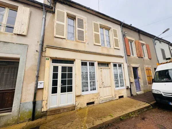 Maison de ville à rénover à Saint Saulge